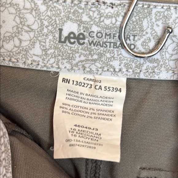 Lee Comfort Waistband Cargo Capri Pants in Gray - Picture 3 of 4